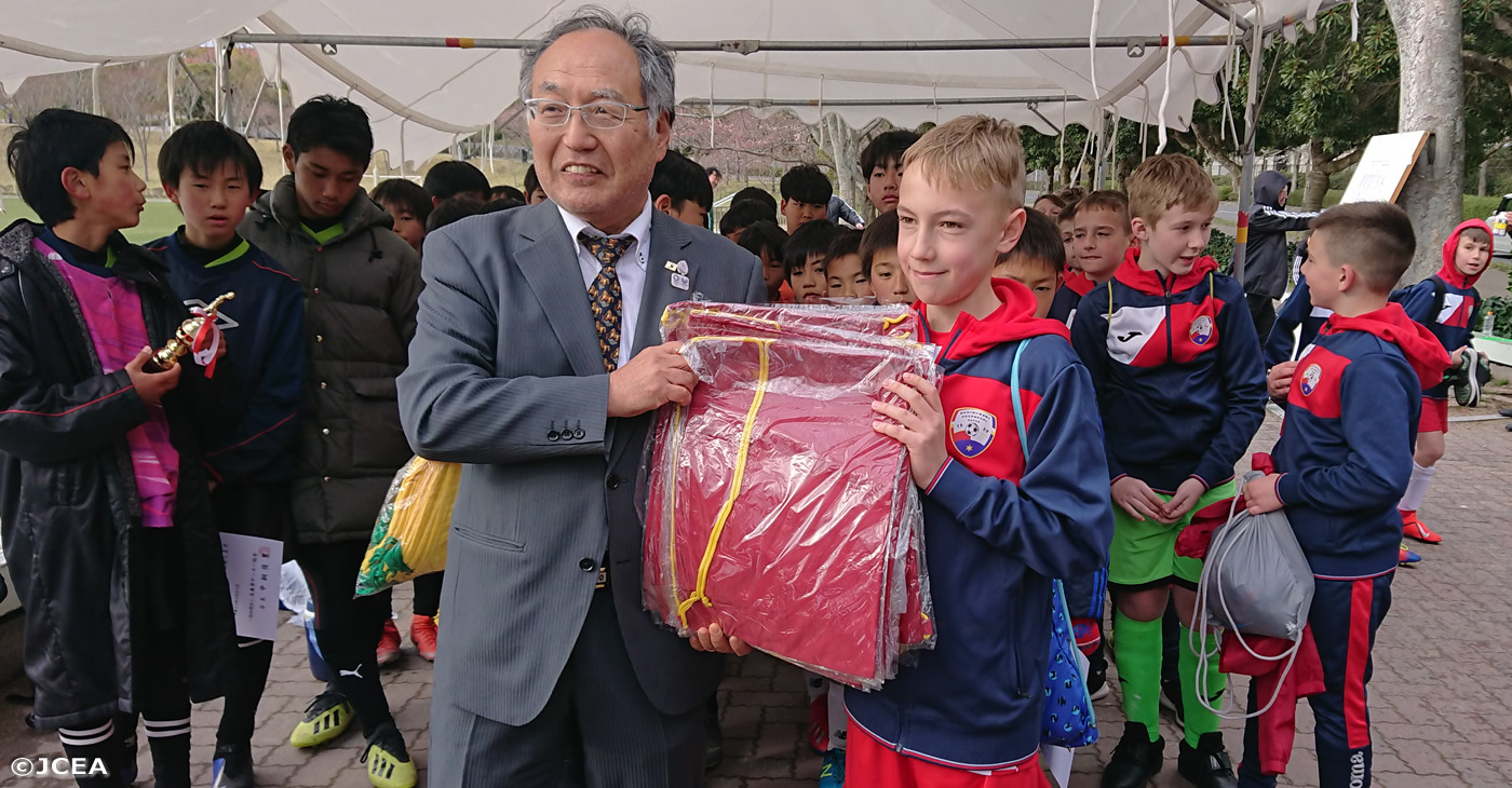 一般社団法人兵庫県サッカー協会の中桐会長と子供達 一般社団法人兵庫県サッカー協会の中桐会長と子供達